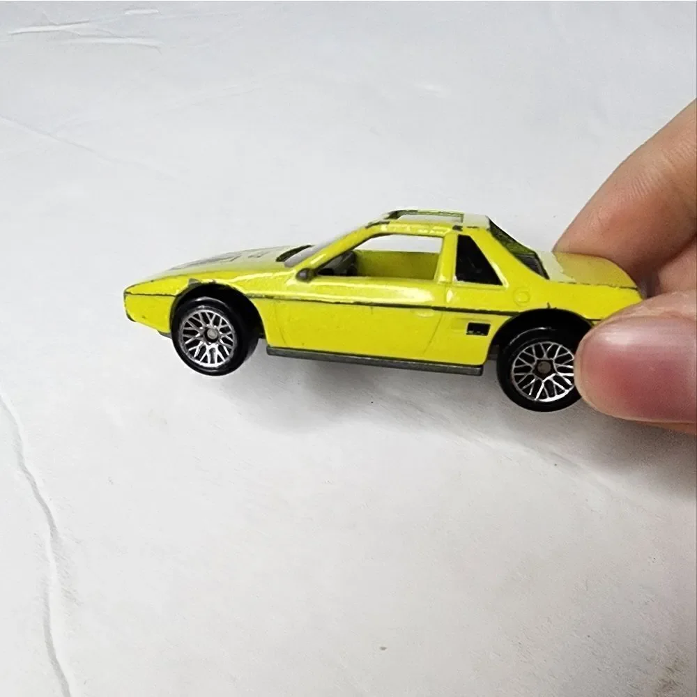 Matchbox 2008 lifeguard Honda Ridgeline 1st Generation White Tiki Pickup Truck